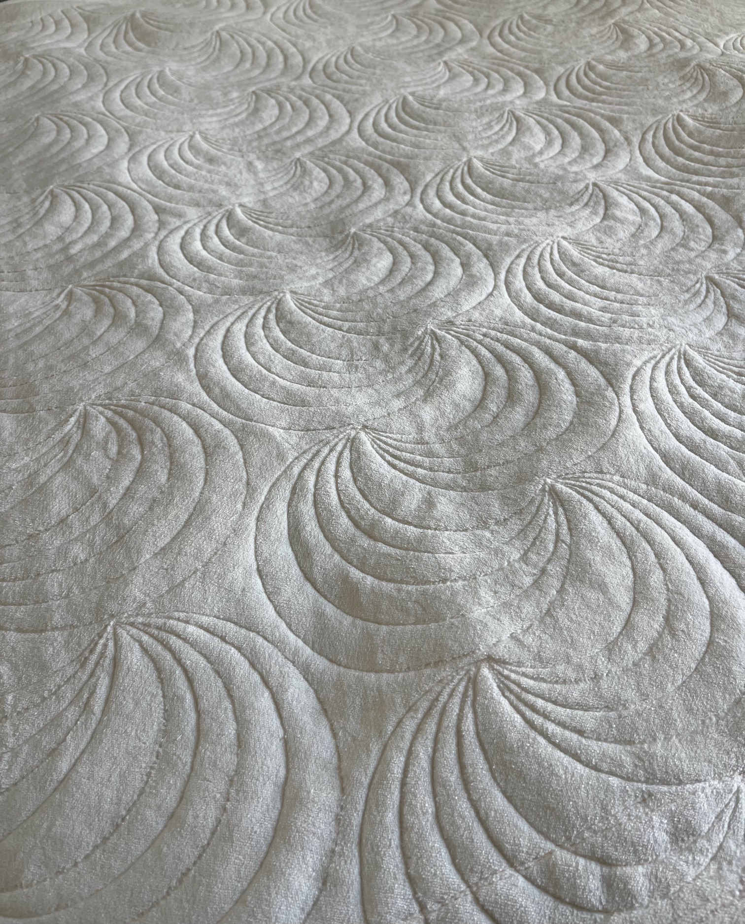 Alternating shells quilting pattern close-up